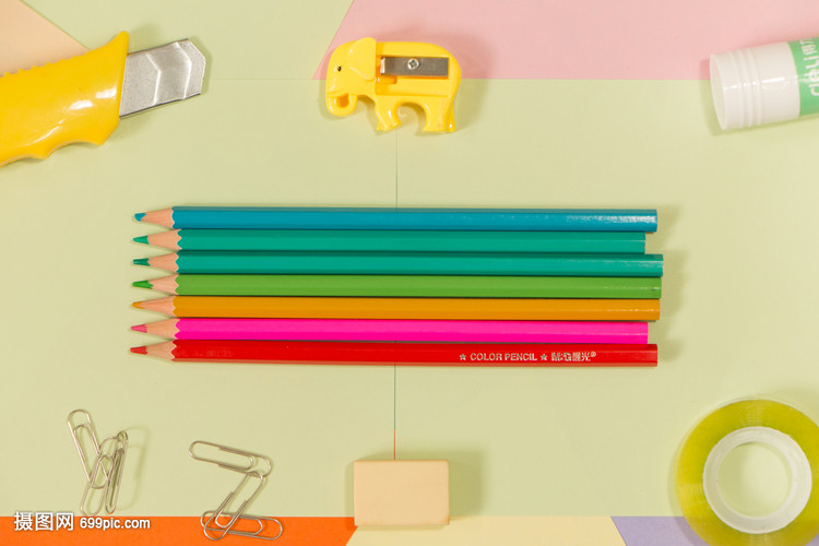 創業文具擺拍 解鎖辦公桌上的無限可能